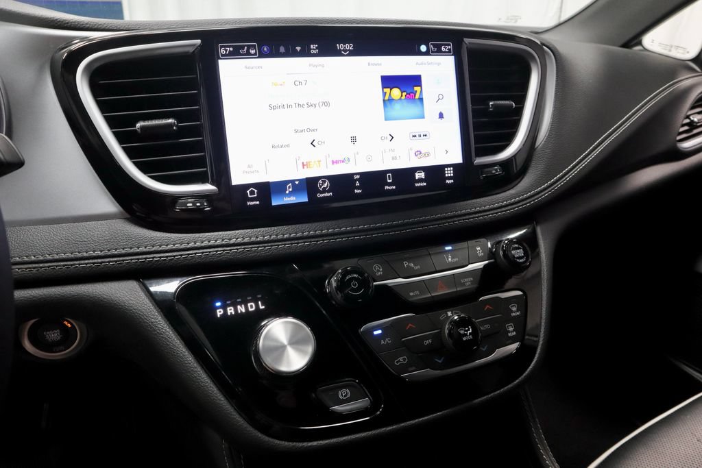 Used 2025 Chrysler Pacifica Limited FWD image 34
