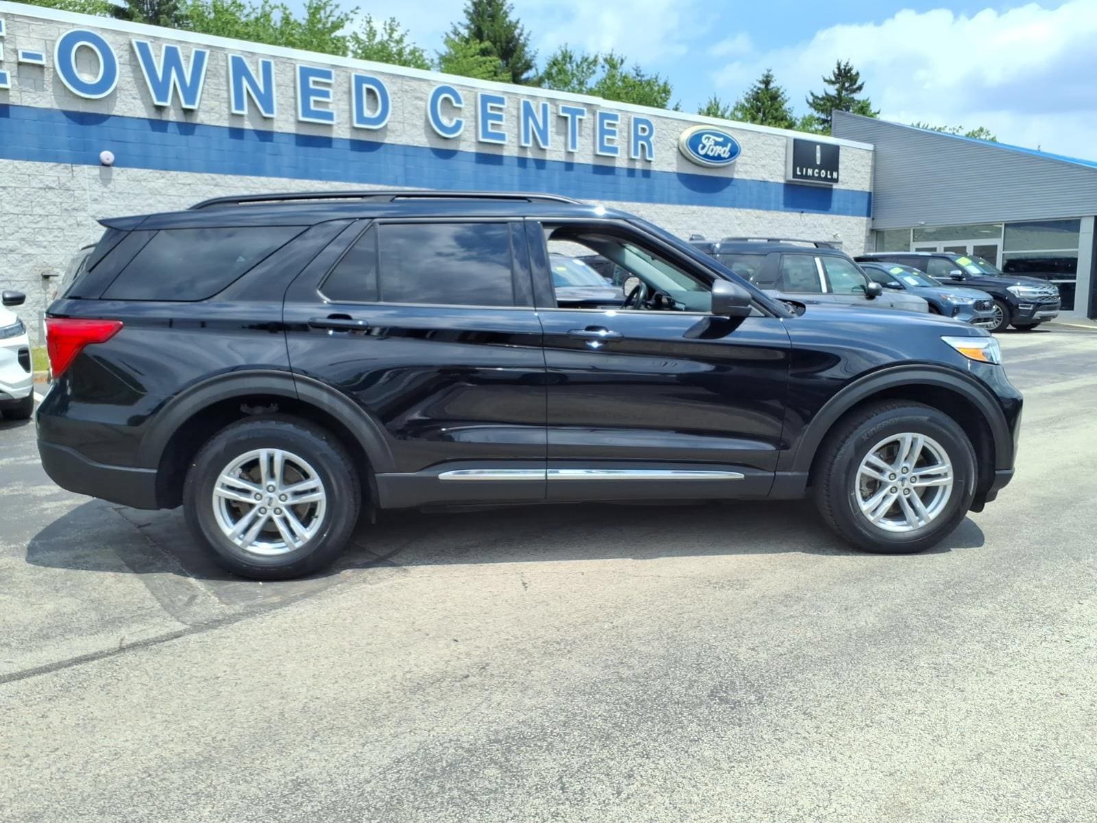 Certified 2023 Ford Explorer XLT AWD/4WD image 3
