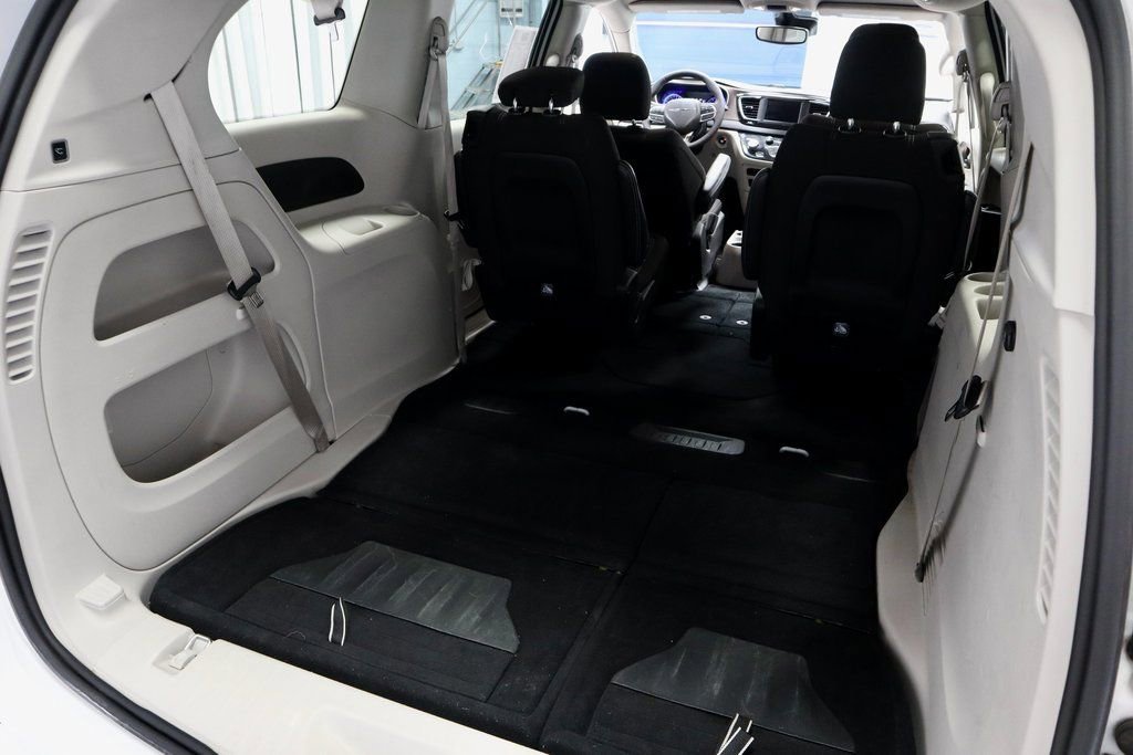 Used 2023 Chrysler Voyager LX image 14