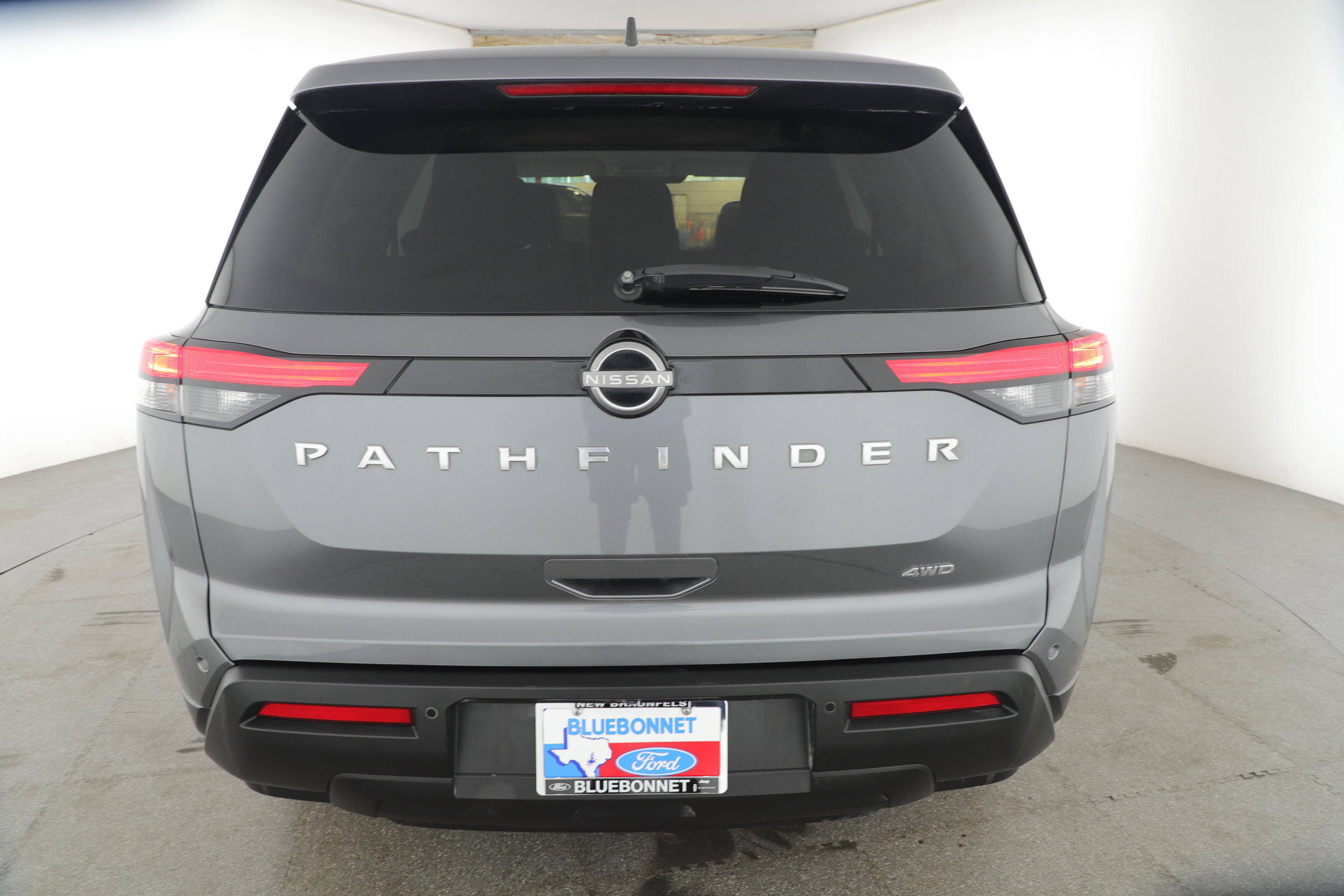 Used 2023 Nissan Pathfinder S image 2