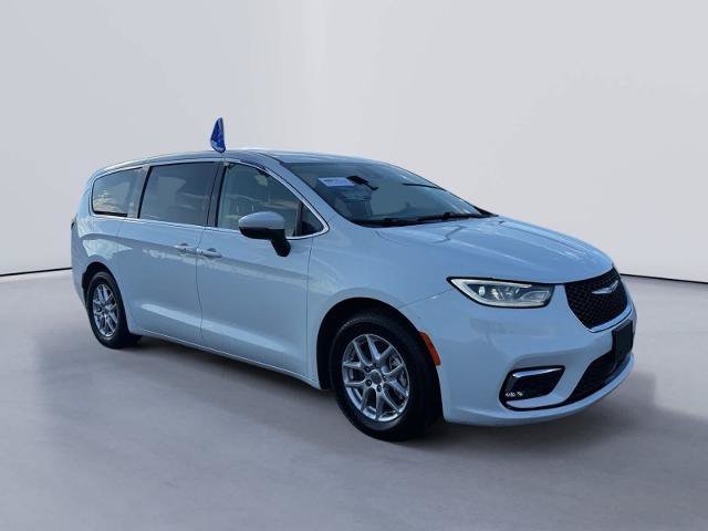 Used 2023 Chrysler Pacifica Touring-L FWD image 7