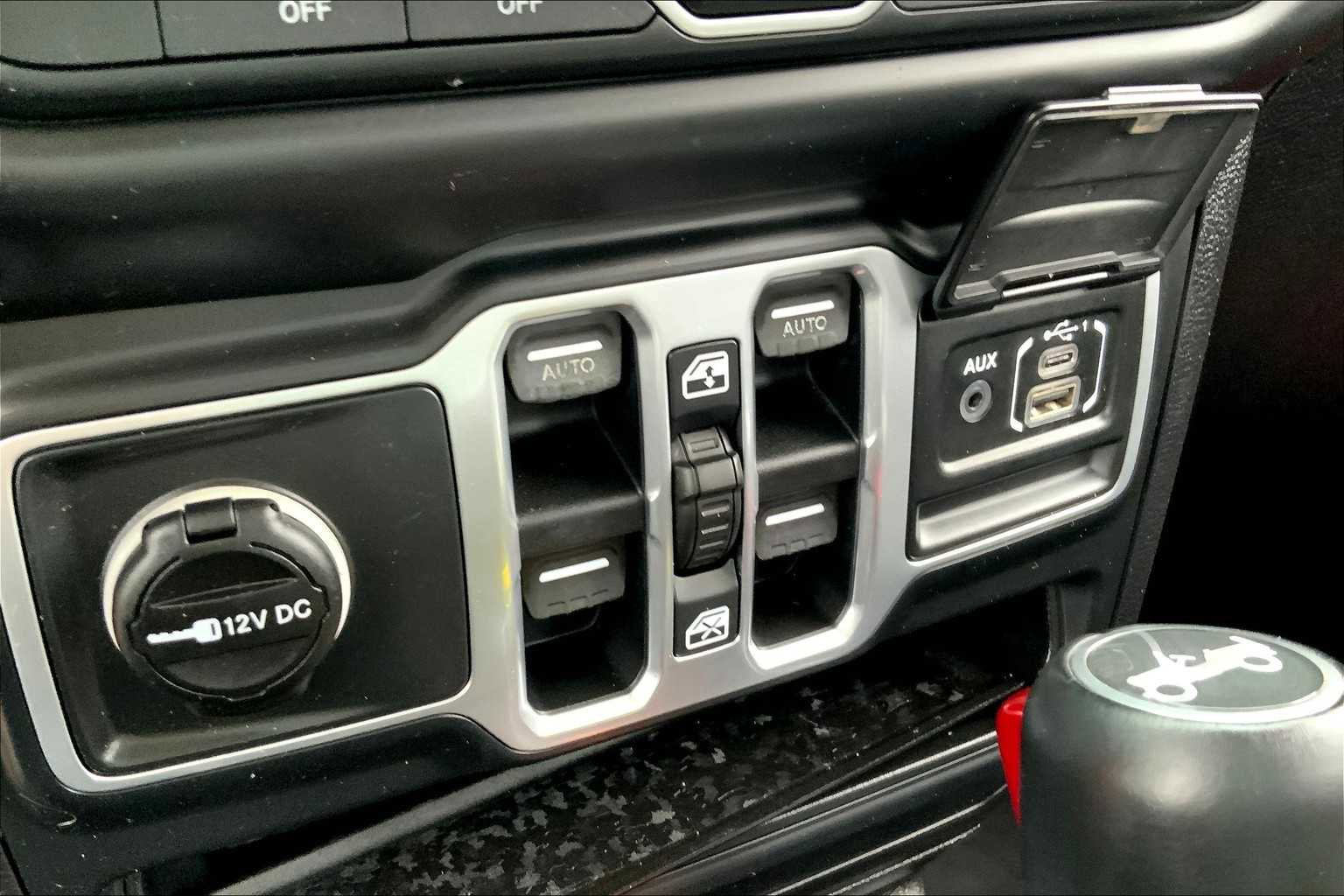 Used 2018 Jeep Wrangler Unlimited Sahara image 30