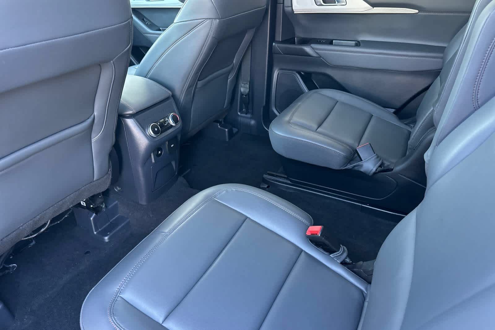 Certified 2025 Ford Explorer Active w/ Active Comfort Package RWD image 4