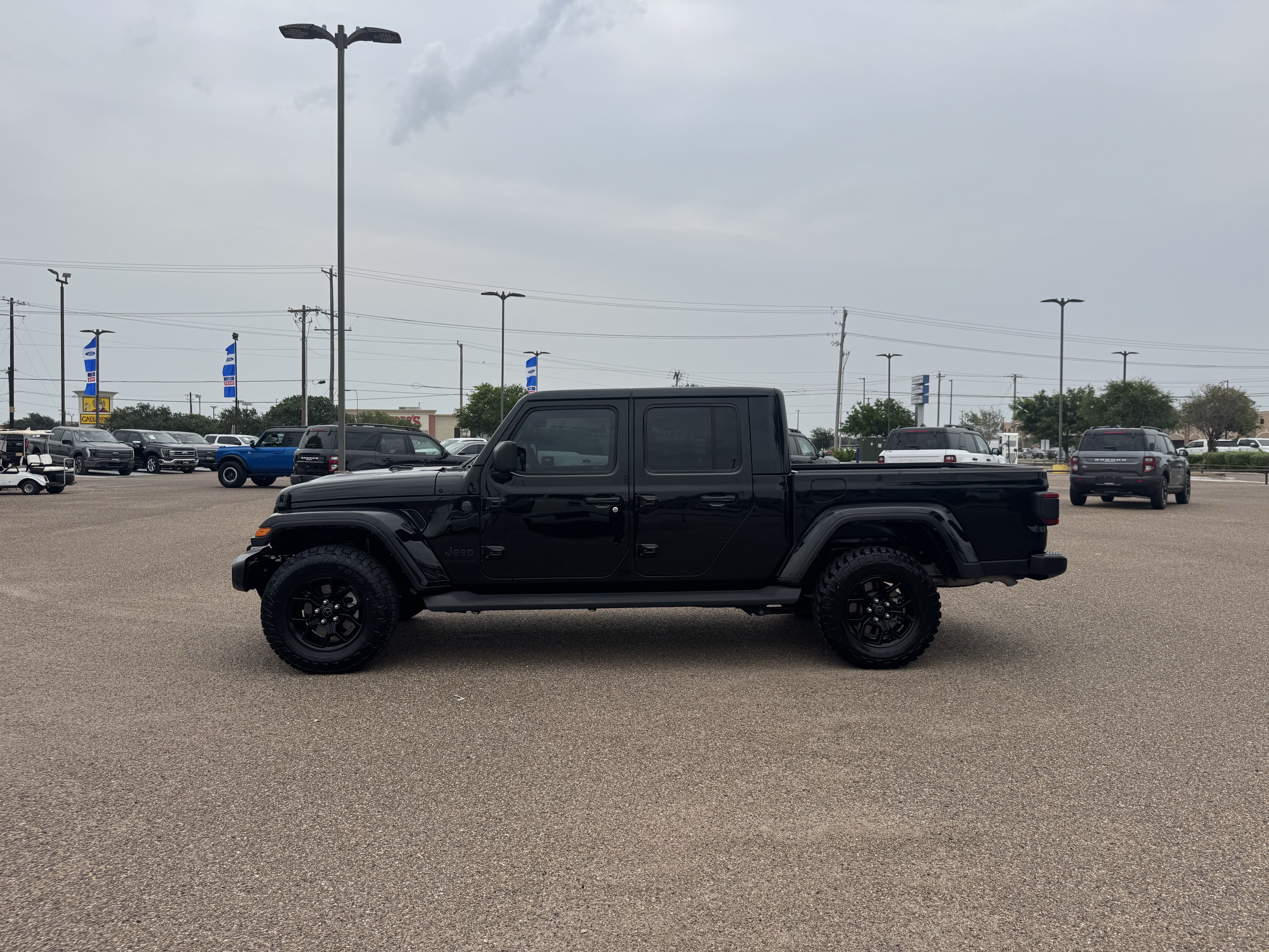 Used 2025 Jeep Gladiator Sport AWD/4WD image 2
