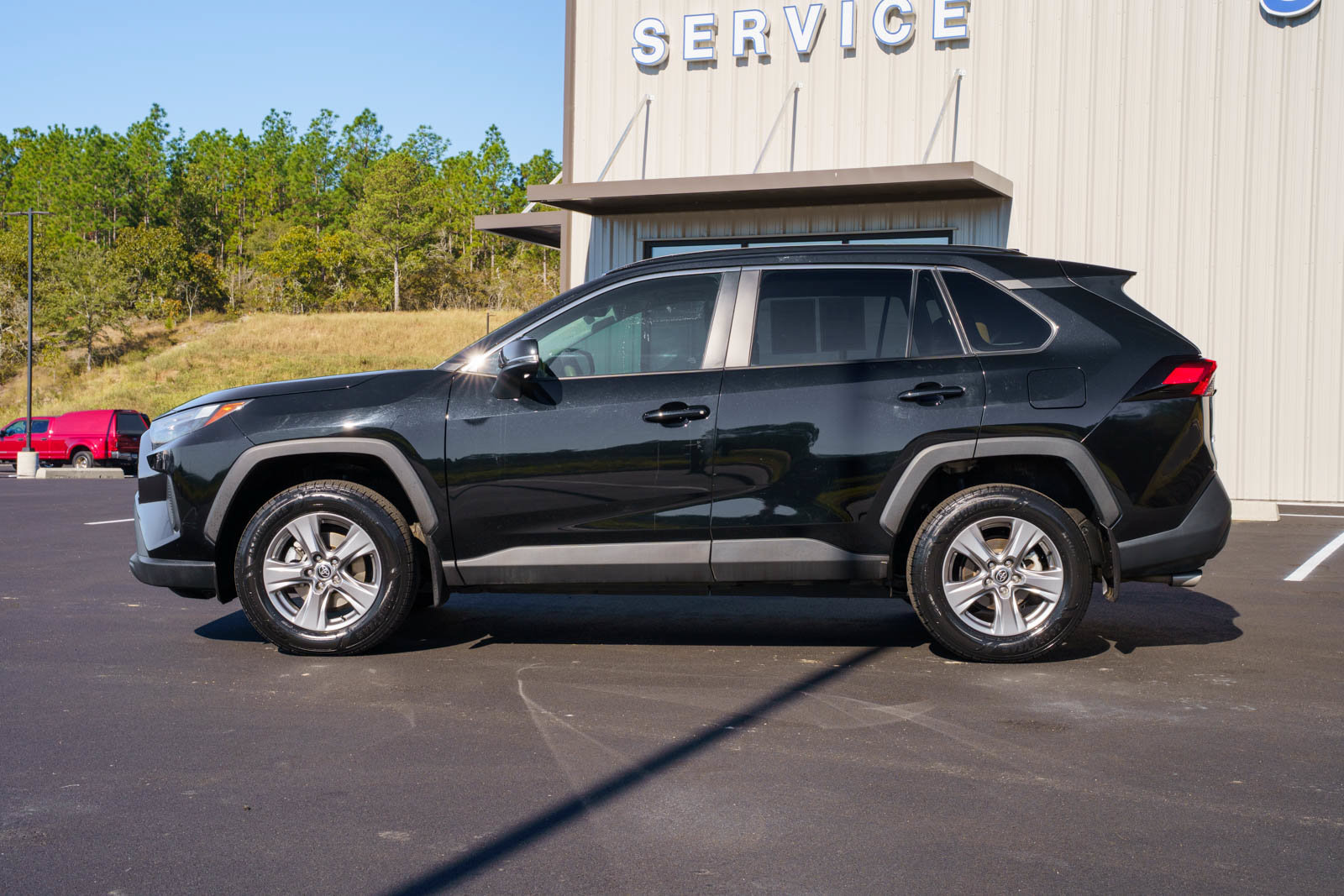 Used 2024 Toyota RAV4 XLE w/ Convenience Package FWD image 4