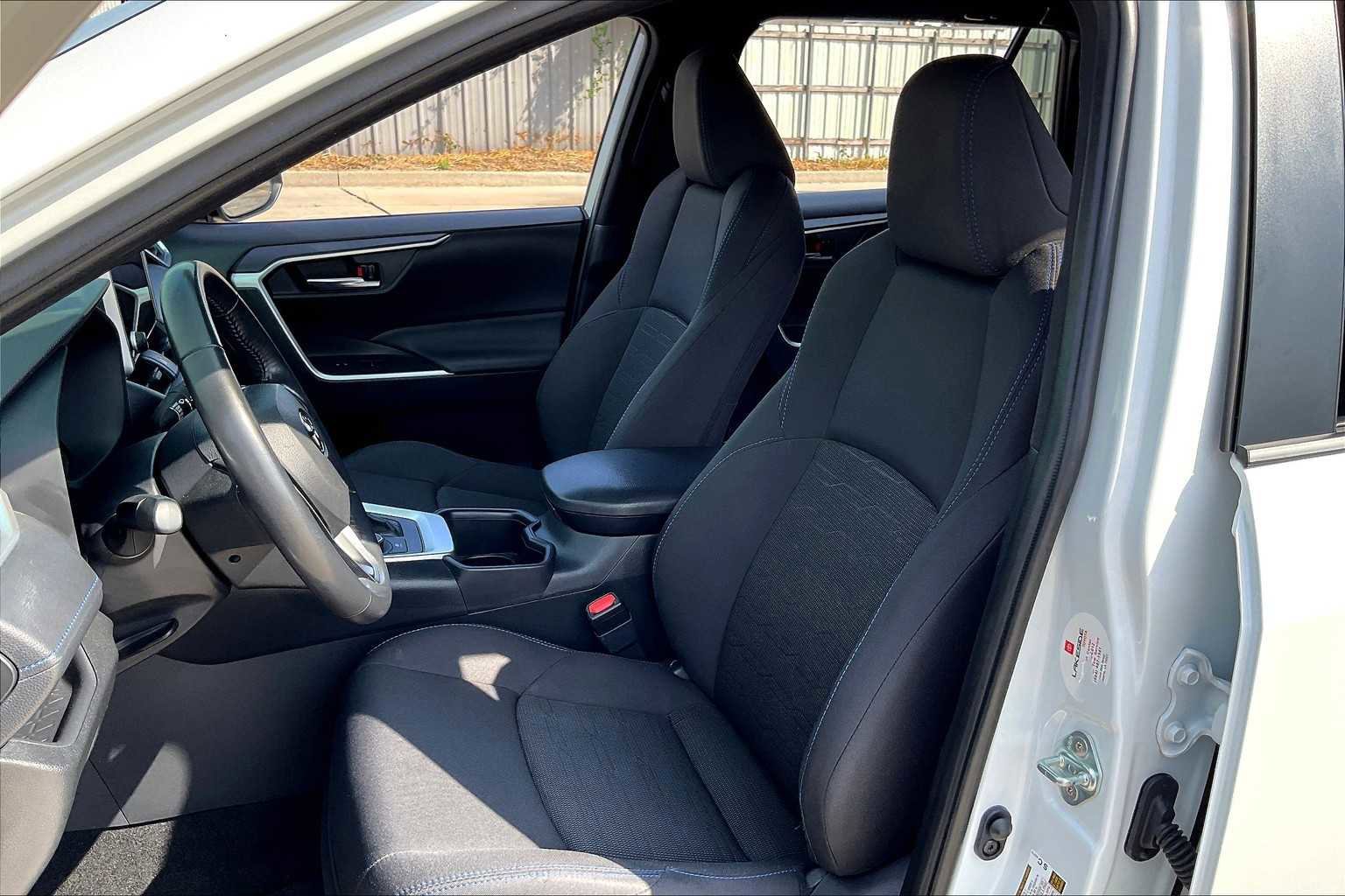 Used 2024 Toyota RAV4 SE image 9