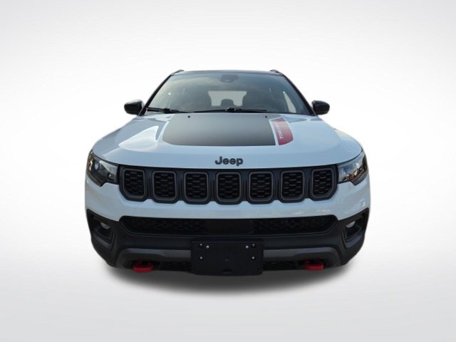 Used 2025 Jeep Compass Trailhawk AWD/4WD image 2