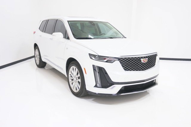 Used 2025 Cadillac XT6 Premium Luxury w/ Technology Package FWD image 3