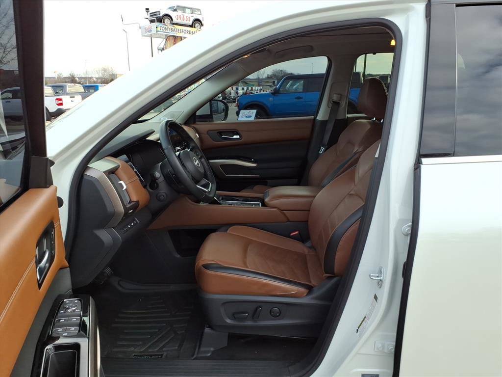 Used 2023 Nissan Pathfinder Platinum image 11