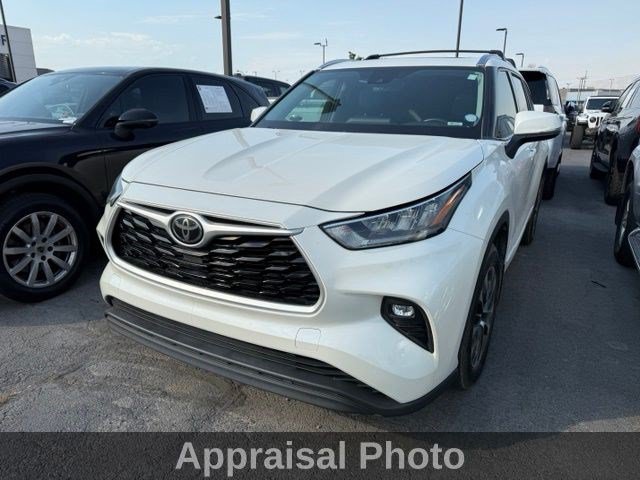 Used 2020 Toyota Highlander XLE AWD/4WD image 2