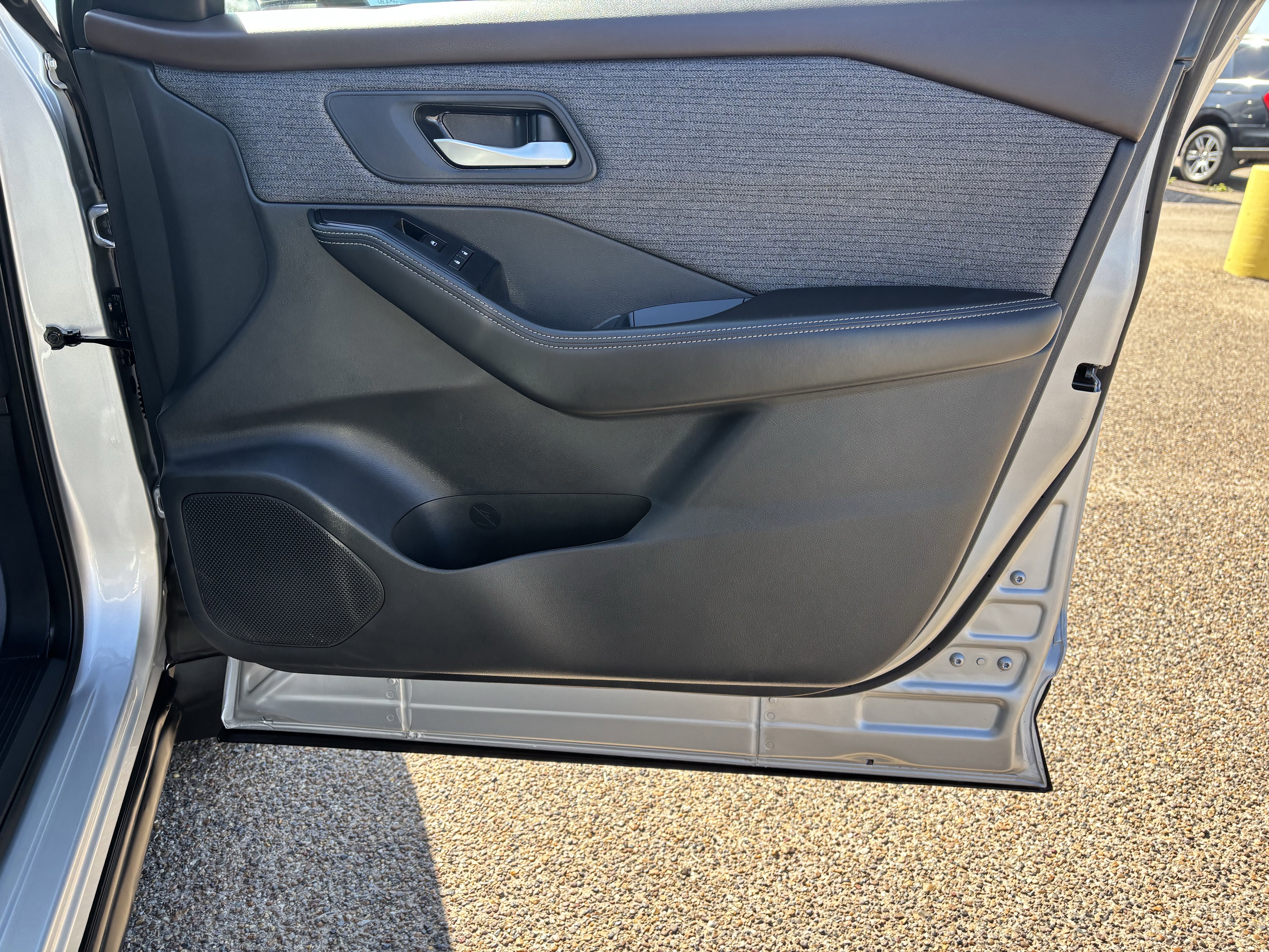 Used 2023 Nissan Rogue SV image 21