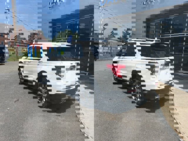 Certified 2022 Ford Explorer Limited w/ Equipment Group 301A image 3