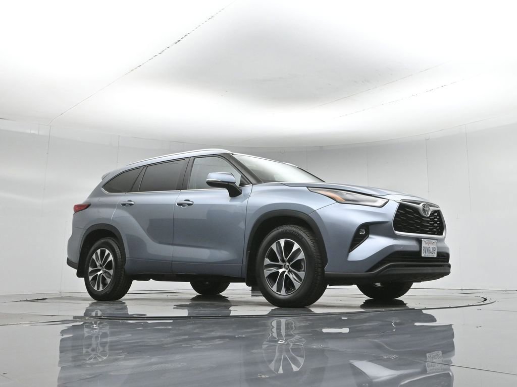 Used 2021 Toyota Highlander XLE image 2