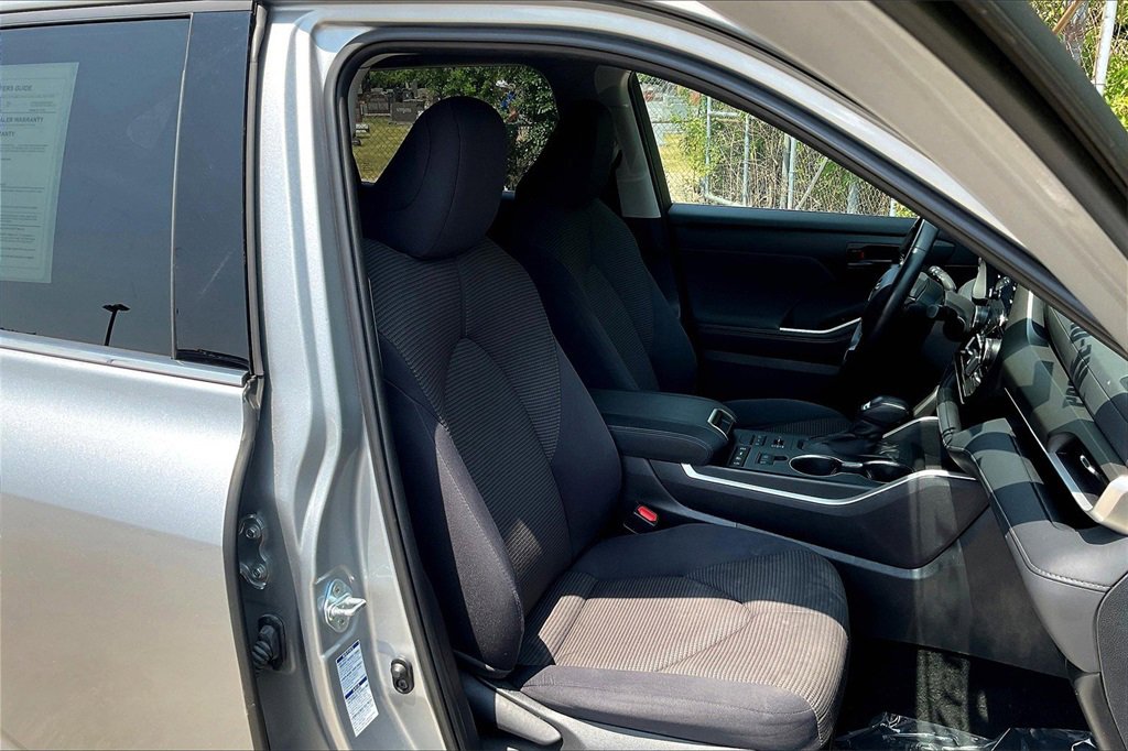 Used 2021 Toyota Highlander LE image 7