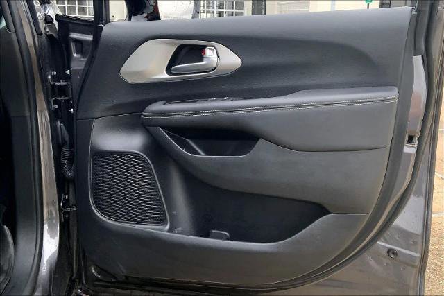 Used 2023 Chrysler Pacifica Limited w/ S Appearance Package image 22