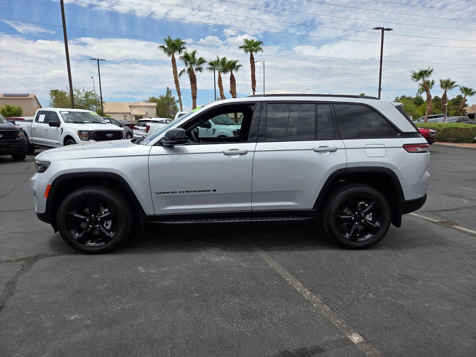 Used 2024 Jeep Grand Cherokee Altitude AWD/4WD image 3