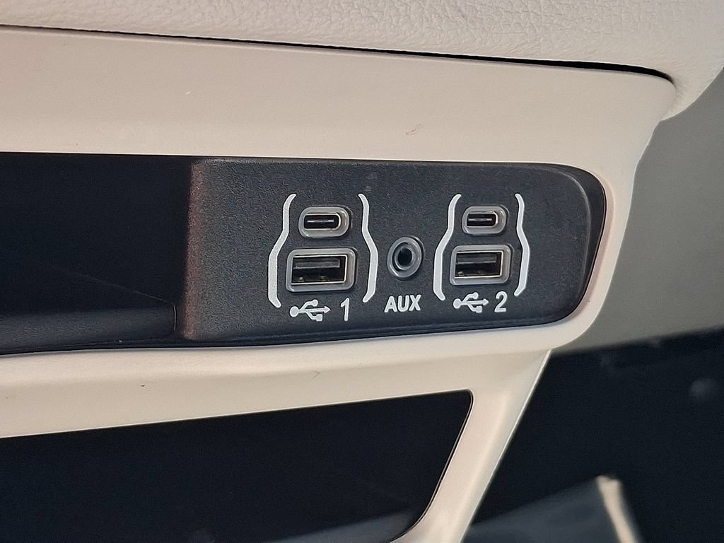 Used 2023 Chrysler Pacifica Touring-L FWD image 25