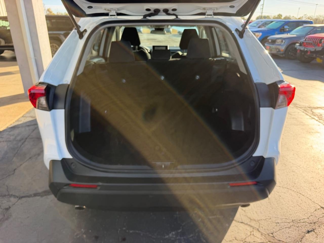 Used 2025 Toyota RAV4 LE AWD/4WD image 5