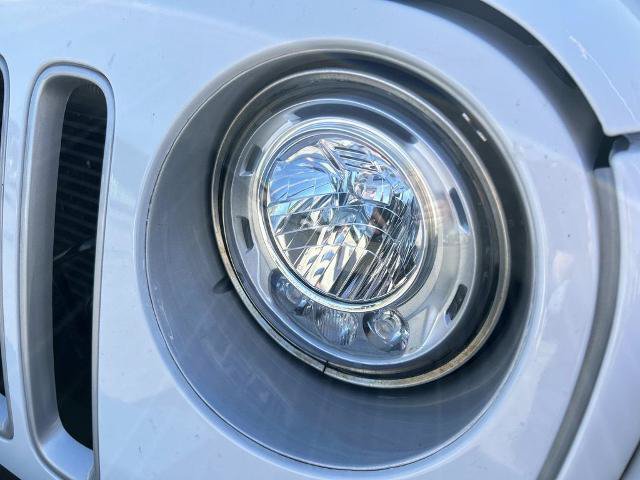 Used 2017 Jeep Wrangler Sahara w/ Connectivity Group AWD/4WD image 10