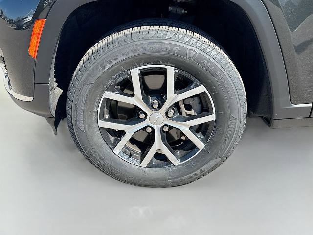 Used 2023 Jeep Grand Cherokee L Limited AWD/4WD image 24