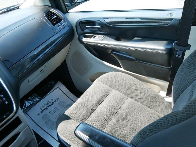Used 2019 Dodge Grand Caravan SE w/ UConnect Hands-Free Group FWD image 18