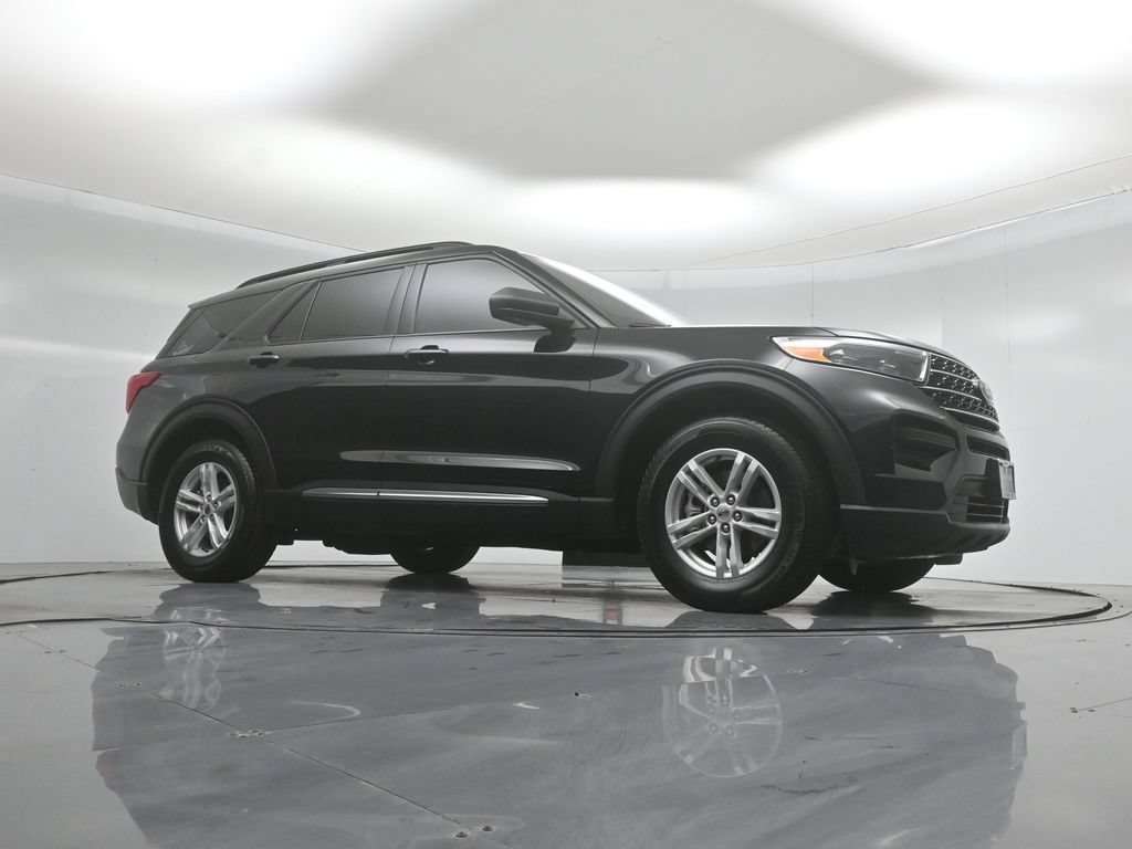 Certified 2024 Ford Explorer XLT RWD image 3