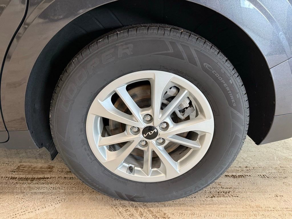 Used 2022 Kia Carnival LX image 30