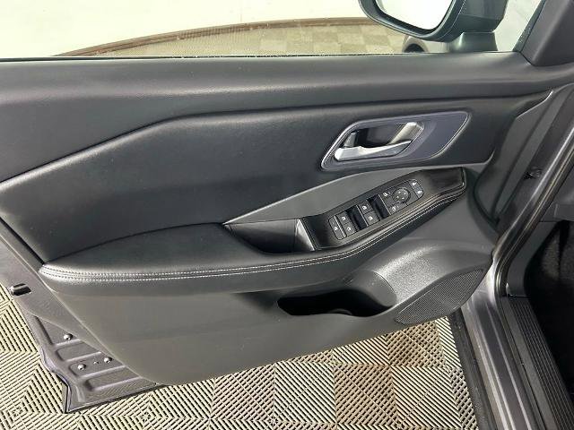 Used 2025 Nissan Rogue SV AWD/4WD image 12