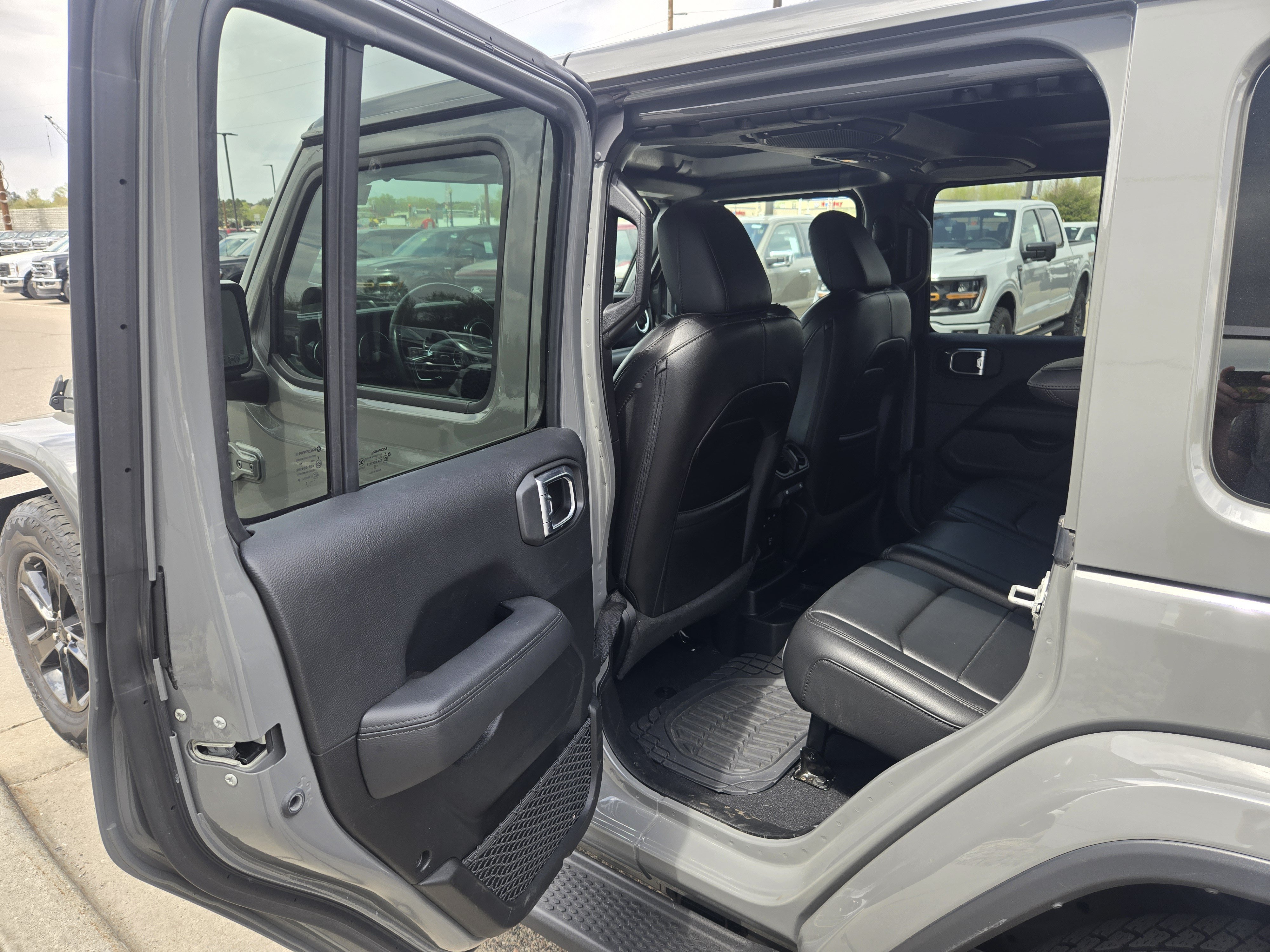 Used 2023 Jeep Wrangler Unlimited Sahara AWD/4WD image 12