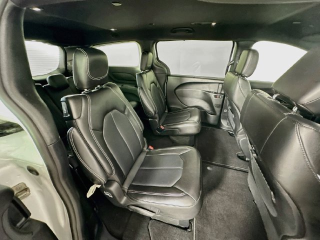 Used 2025 Chrysler Pacifica Select FWD image 31