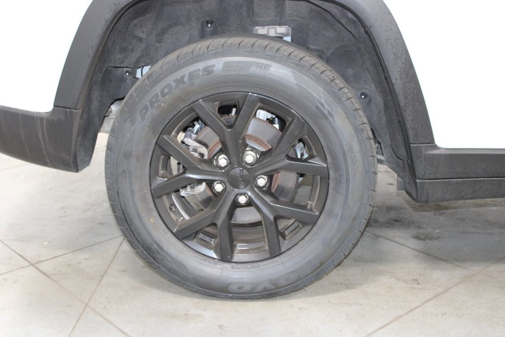 Used 2024 Jeep Grand Cherokee Altitude AWD/4WD image 15