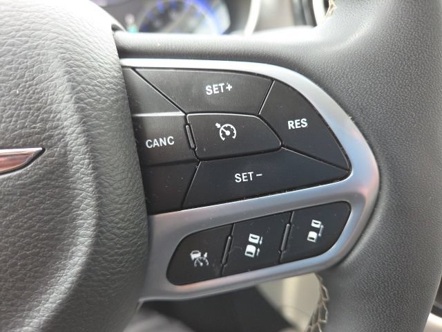 Used 2023 Chrysler Pacifica Touring-L FWD image 41