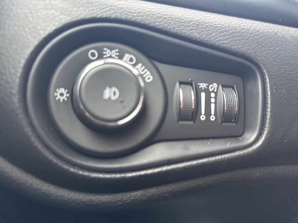 Used 2021 Jeep Renegade Latitude image 24