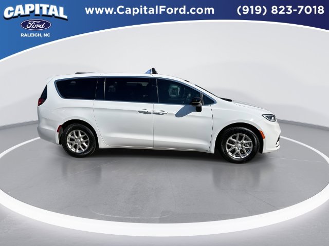Used 2025 Chrysler Pacifica Select FWD image 9