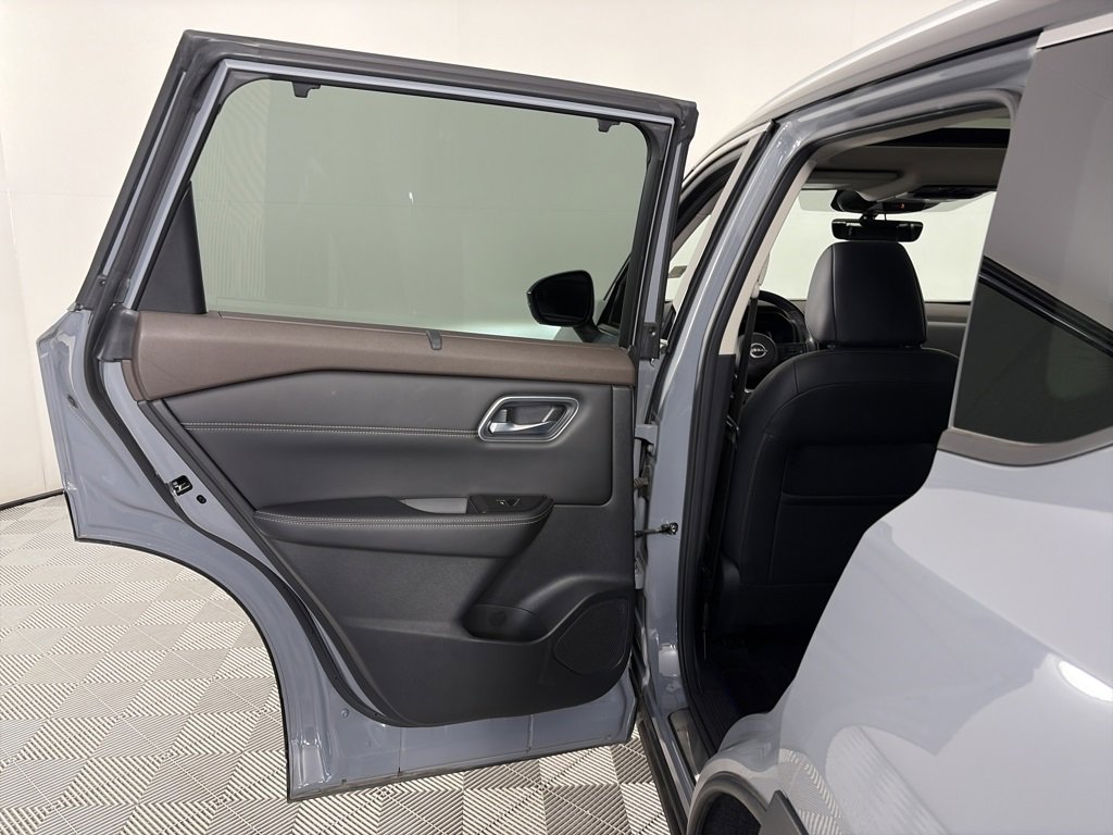 Used 2022 Nissan Rogue Platinum w/ Head-Up Display Package image 12