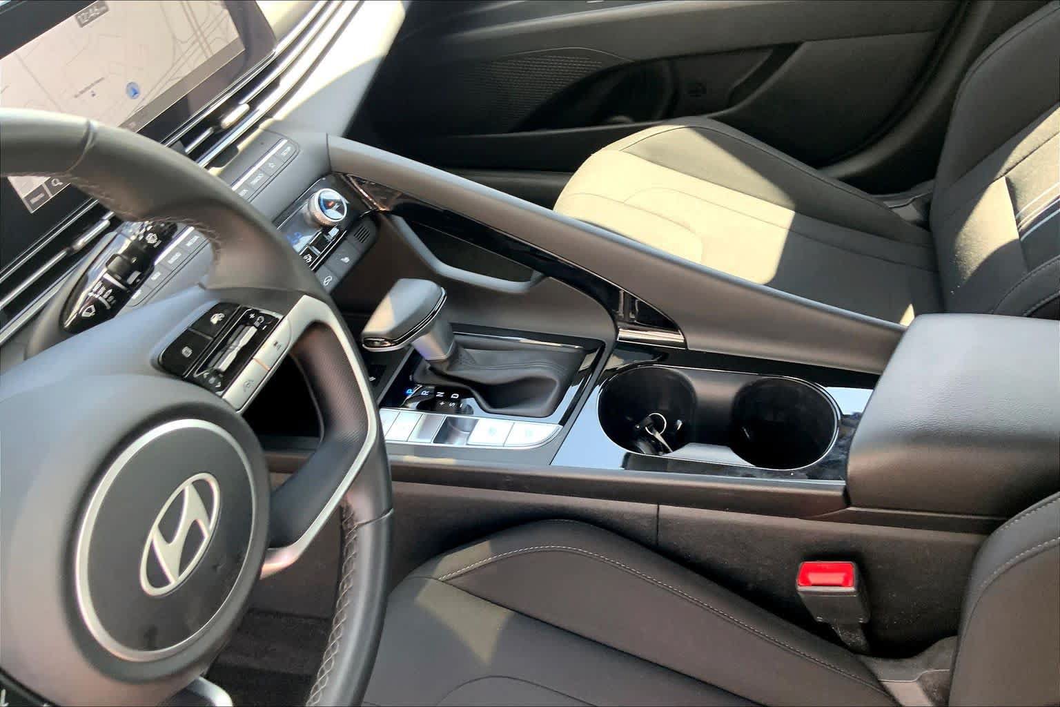 Used 2025 Hyundai Elantra SEL FWD image 17