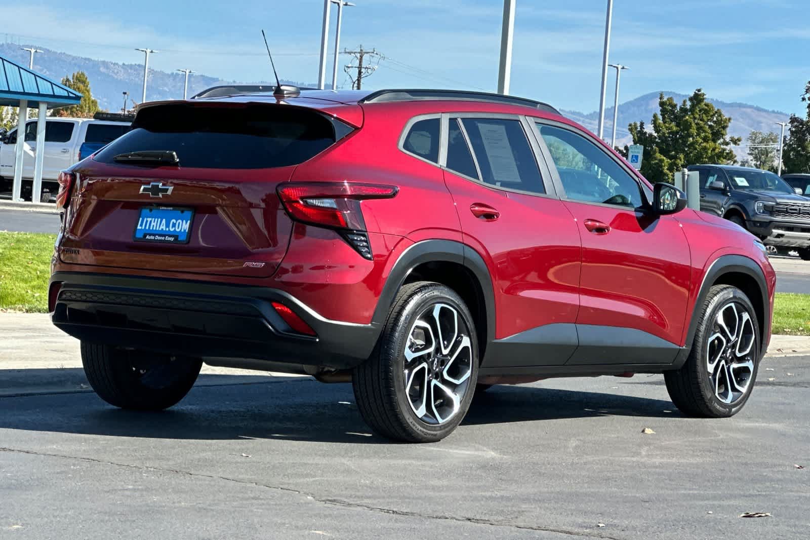 Used 2024 Chevrolet Trax RS w/ Sunroof Package FWD image 2