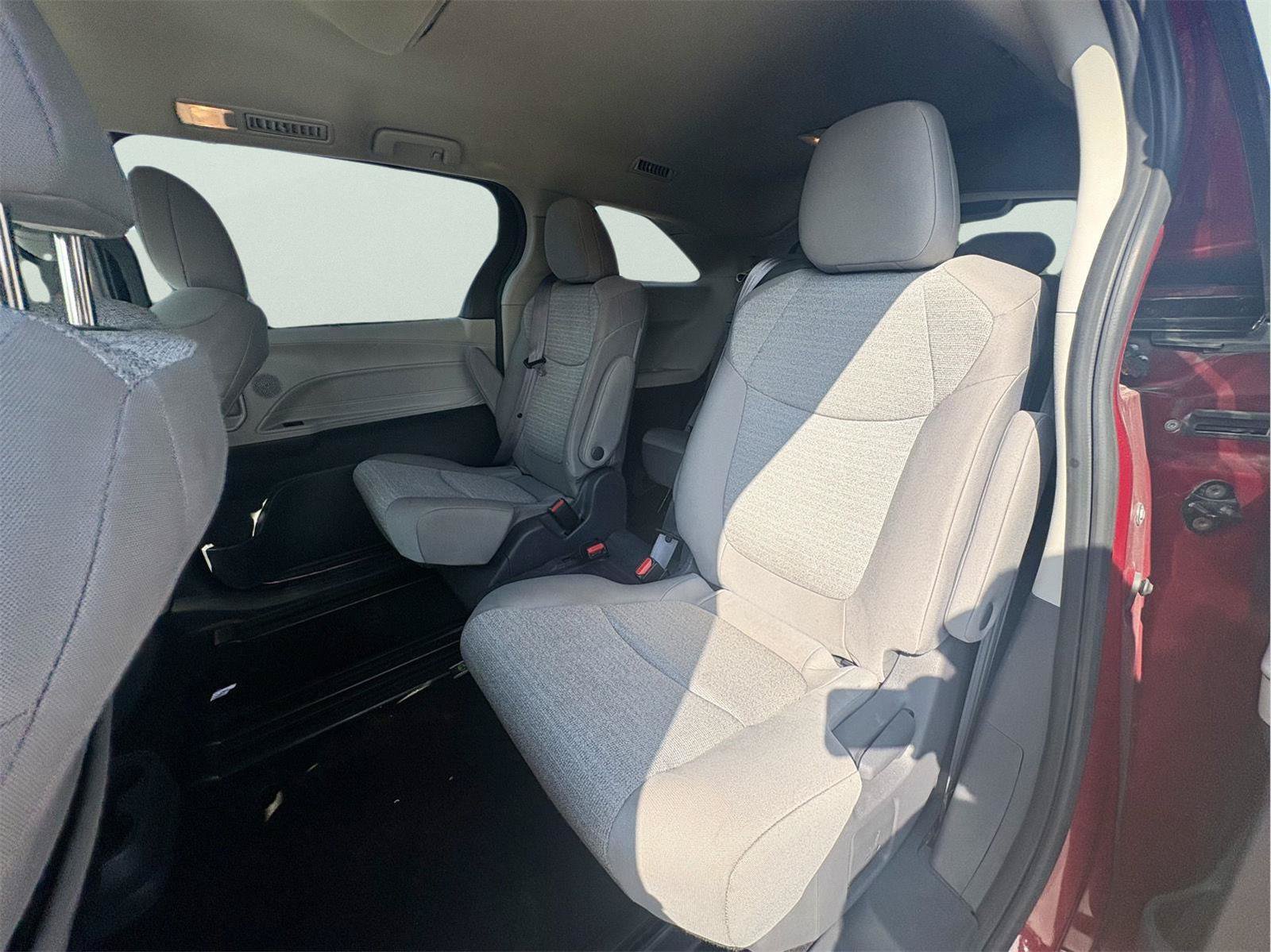 Used 2021 Toyota Sienna LE FWD image 9