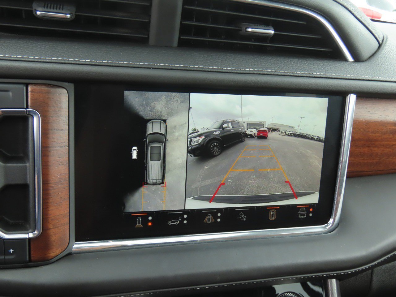 Used 2023 GMC Yukon XL Denali Ultimate AWD/4WD image 32