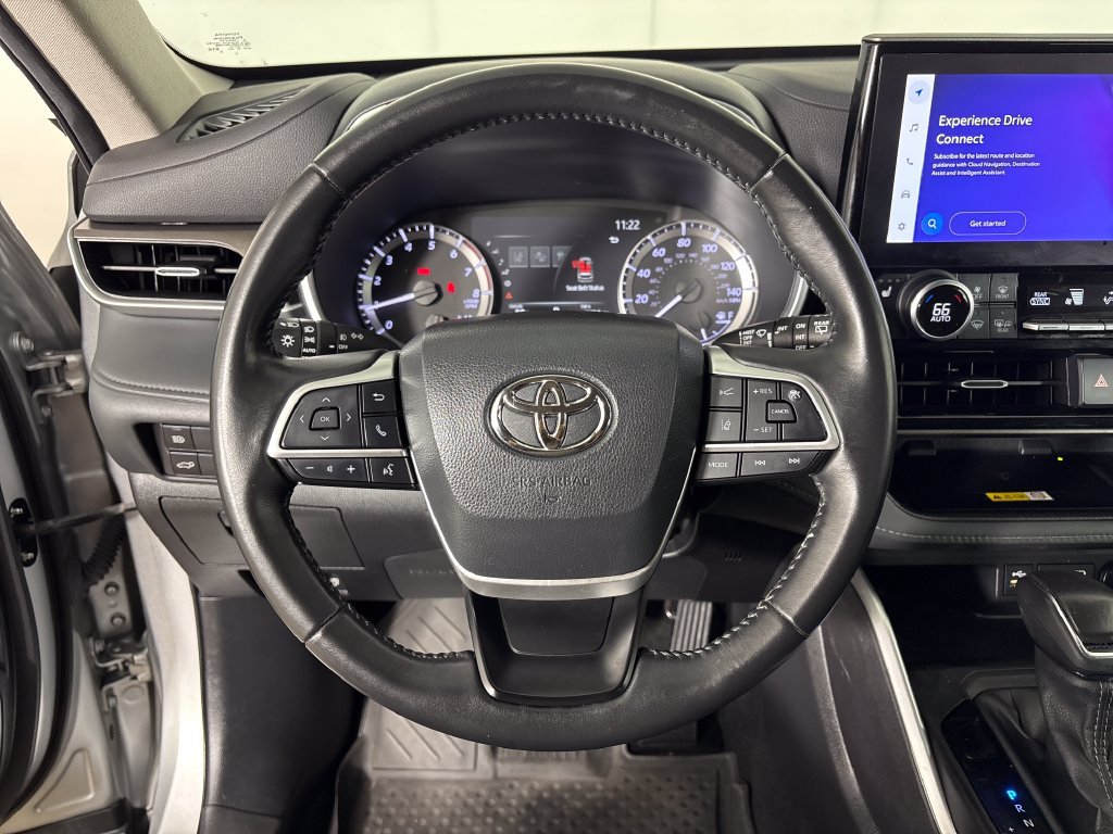 Used 2023 Toyota Highlander XLE FWD image 17