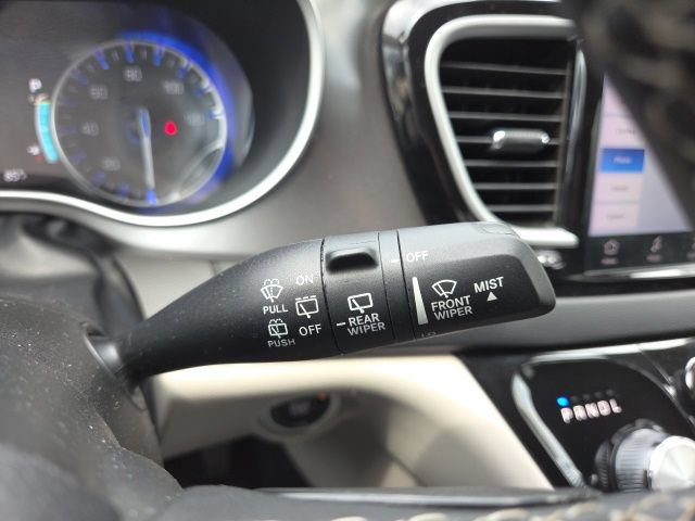 Used 2023 Chrysler Pacifica Touring-L FWD image 43