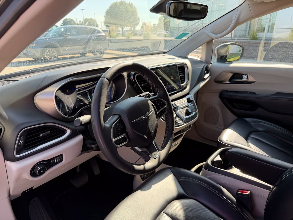 Used 2023 Chrysler Pacifica Touring-L FWD image 9