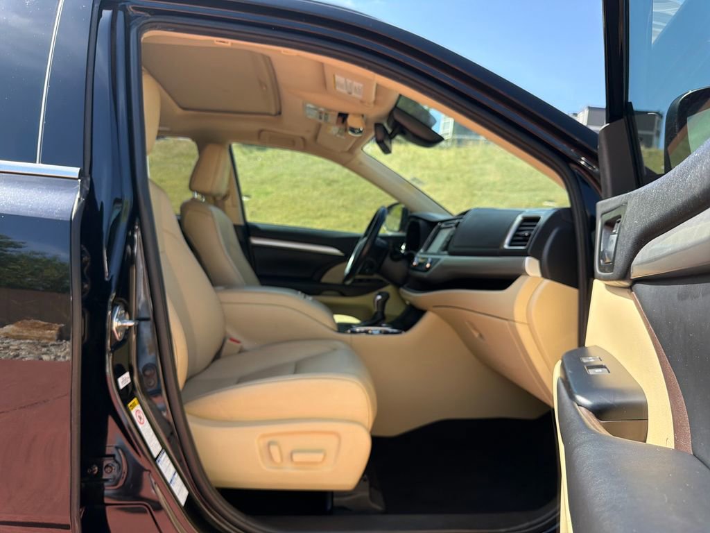 Used 2019 Toyota Highlander XLE AWD/4WD image 35