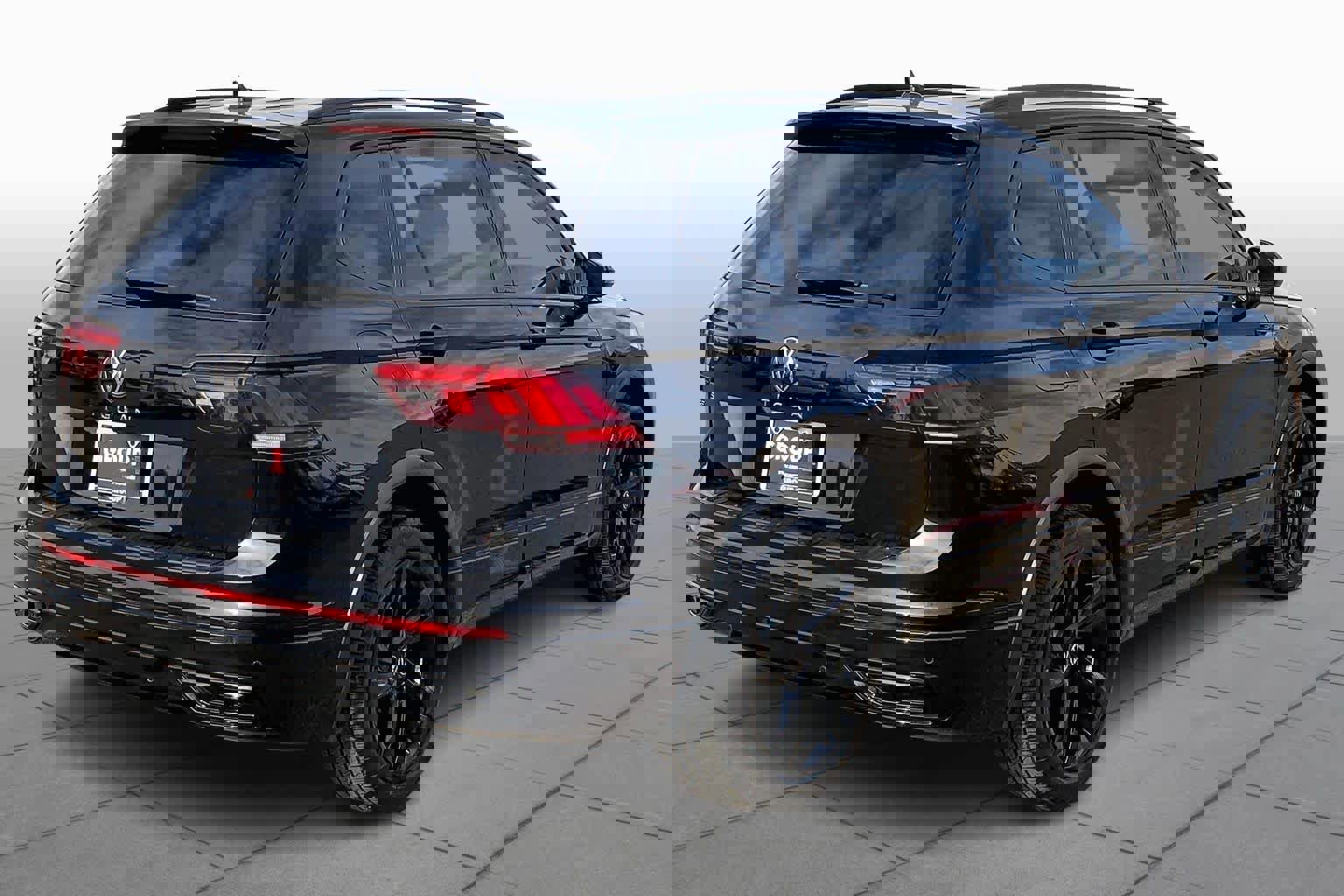 Used 2024 Volkswagen Tiguan SE R-Line image 3