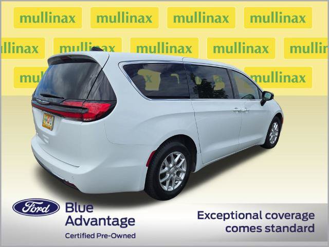 Used 2025 Chrysler Pacifica Select FWD image 3