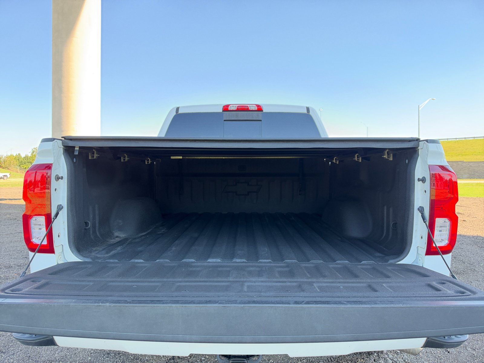 Used 2018 Chevrolet Silverado 1500 LTZ Z71 w/ LTZ Plus Package AWD/4WD image 17