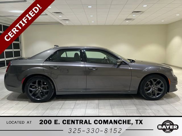 Used 2022 Chrysler 300 Touring L image 2