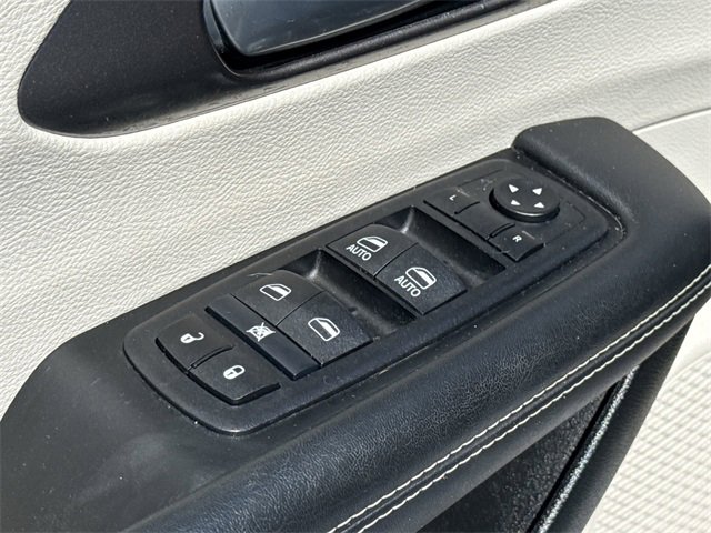 Used 2024 Chrysler Pacifica Touring-L image 22