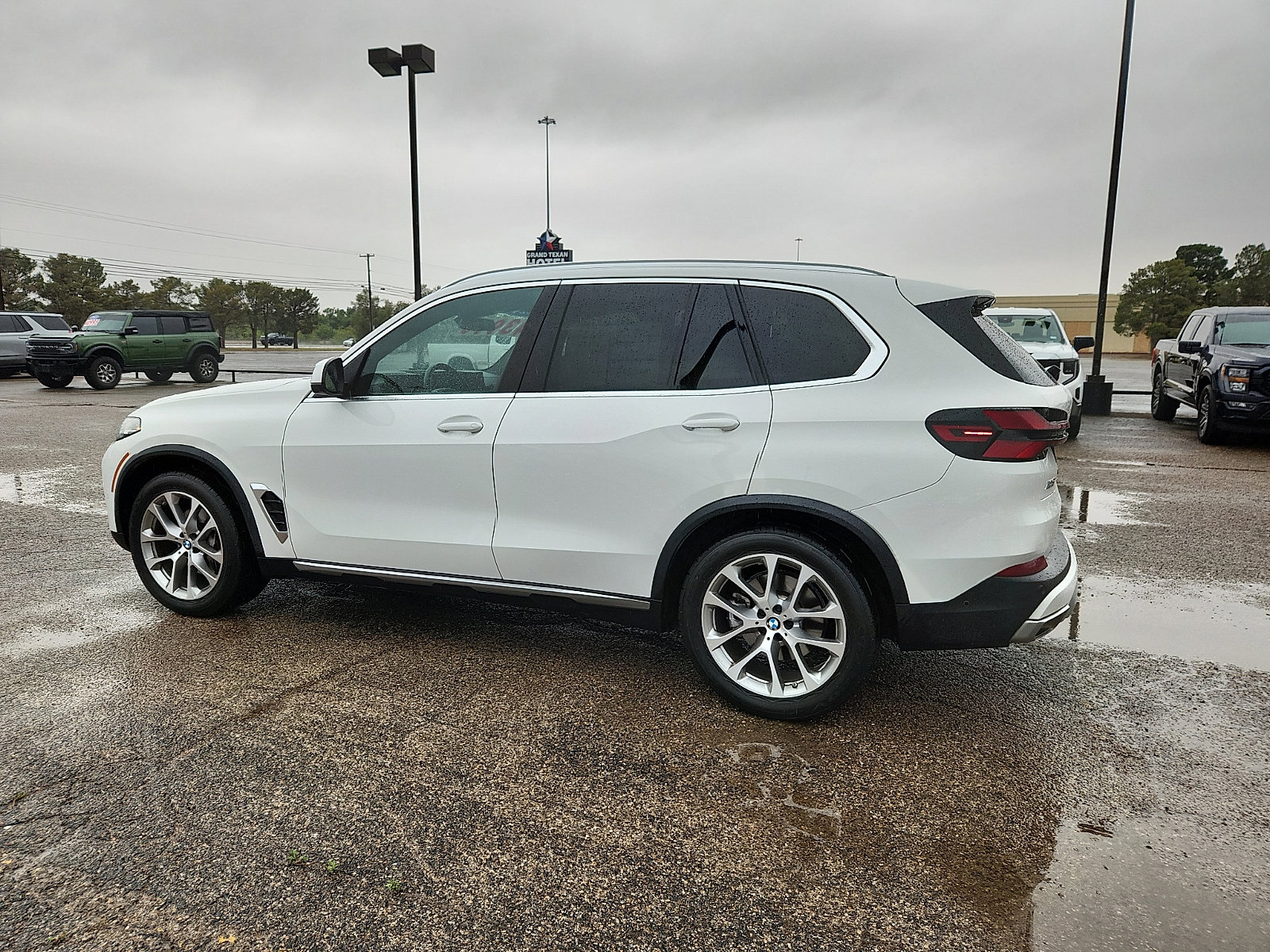 Used 2024 BMW X5 sDrive40i w/ Parking Assistance Package RWD image 4