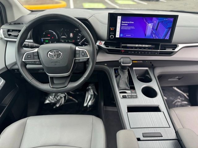 Used 2025 Toyota Sienna XLE image 21
